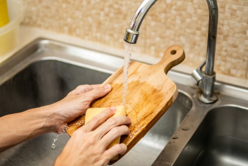 Cleaning kitchen chopping board